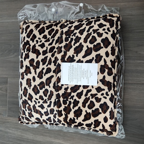 NWOT Pressure Activated Massage Pillow Big Leopard pattern - Picture 2 of 4